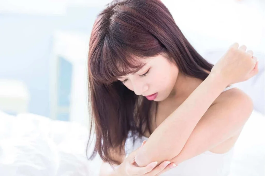 right elbow itching spiritual meaning